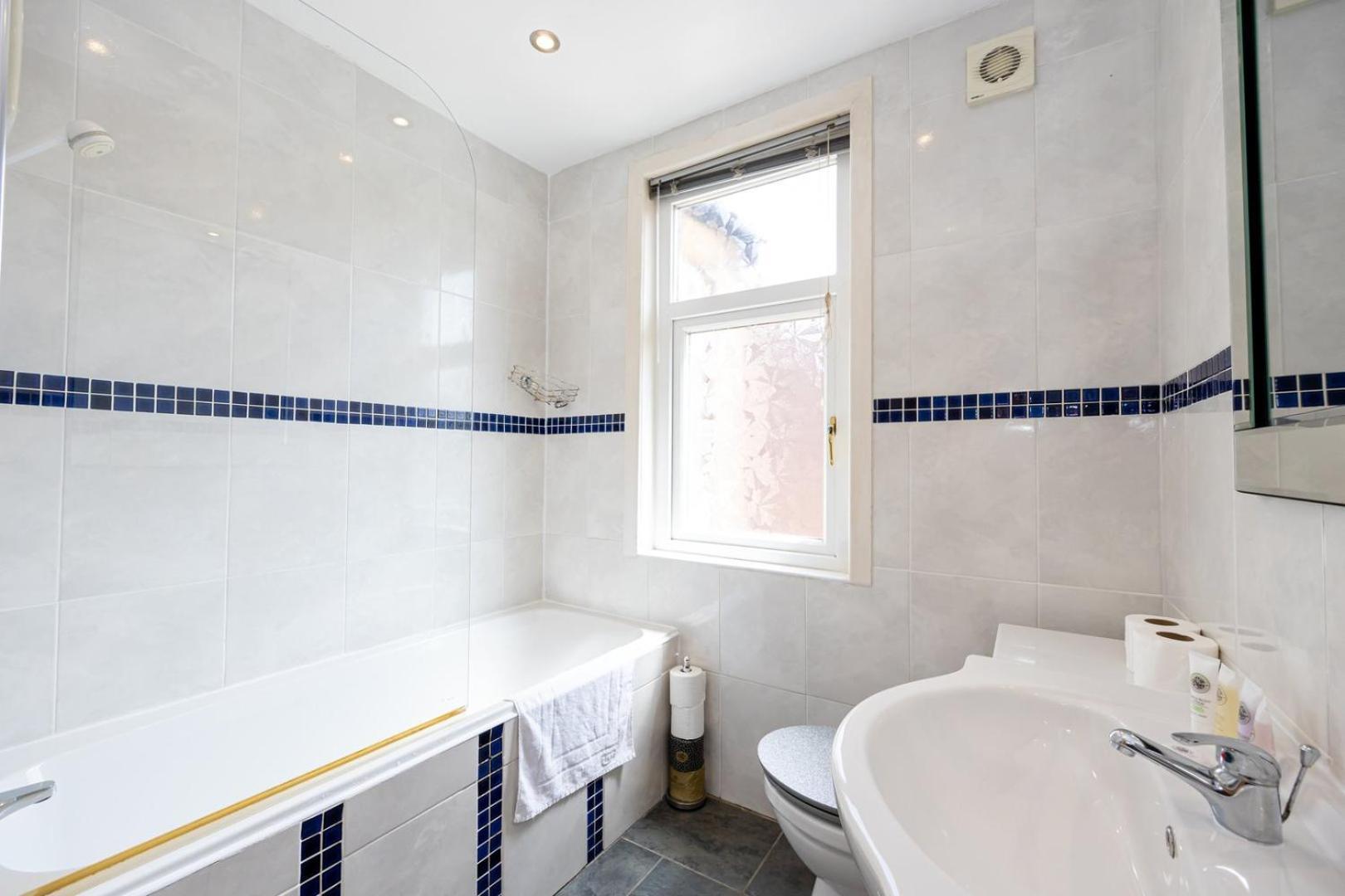 Guestready - Enchanting Life In Gorse Hill Manchester Eksteriør bilde