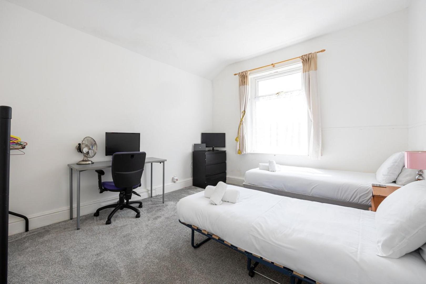 Guestready - Enchanting Life In Gorse Hill Manchester Eksteriør bilde