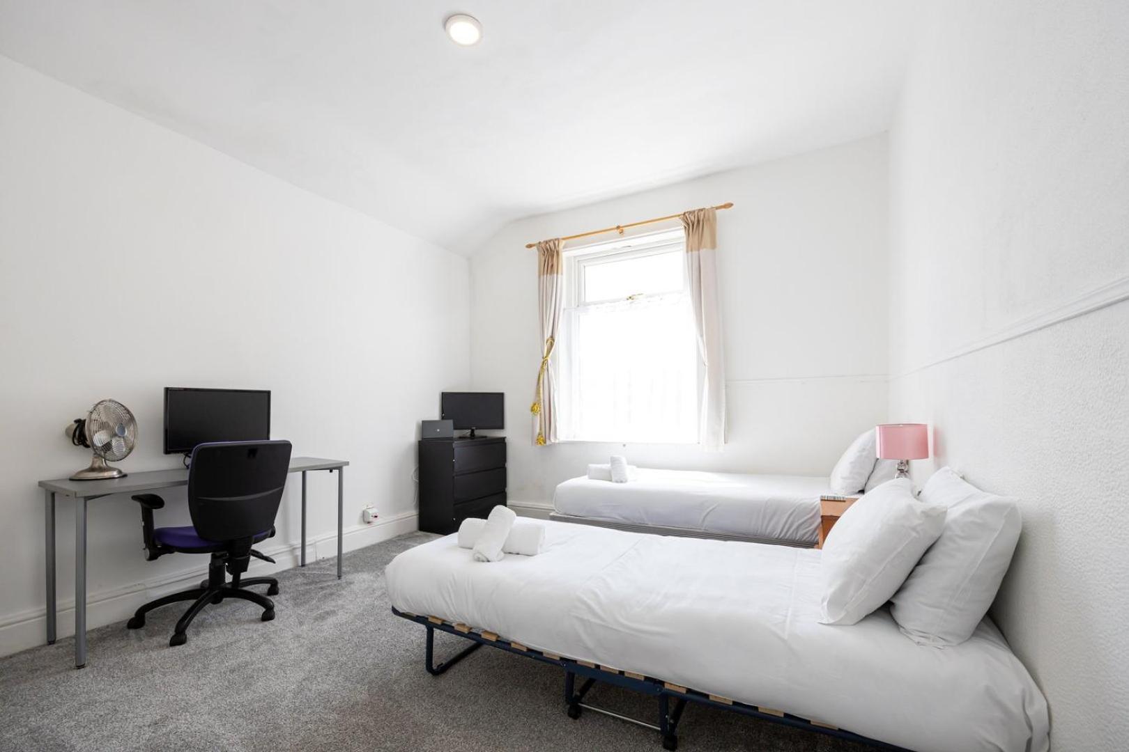 Guestready - Enchanting Life In Gorse Hill Manchester Eksteriør bilde