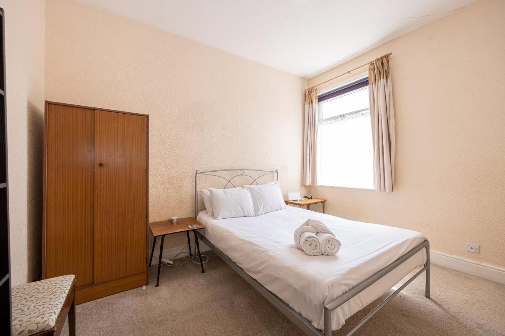Guestready - Enchanting Life In Gorse Hill Manchester Eksteriør bilde