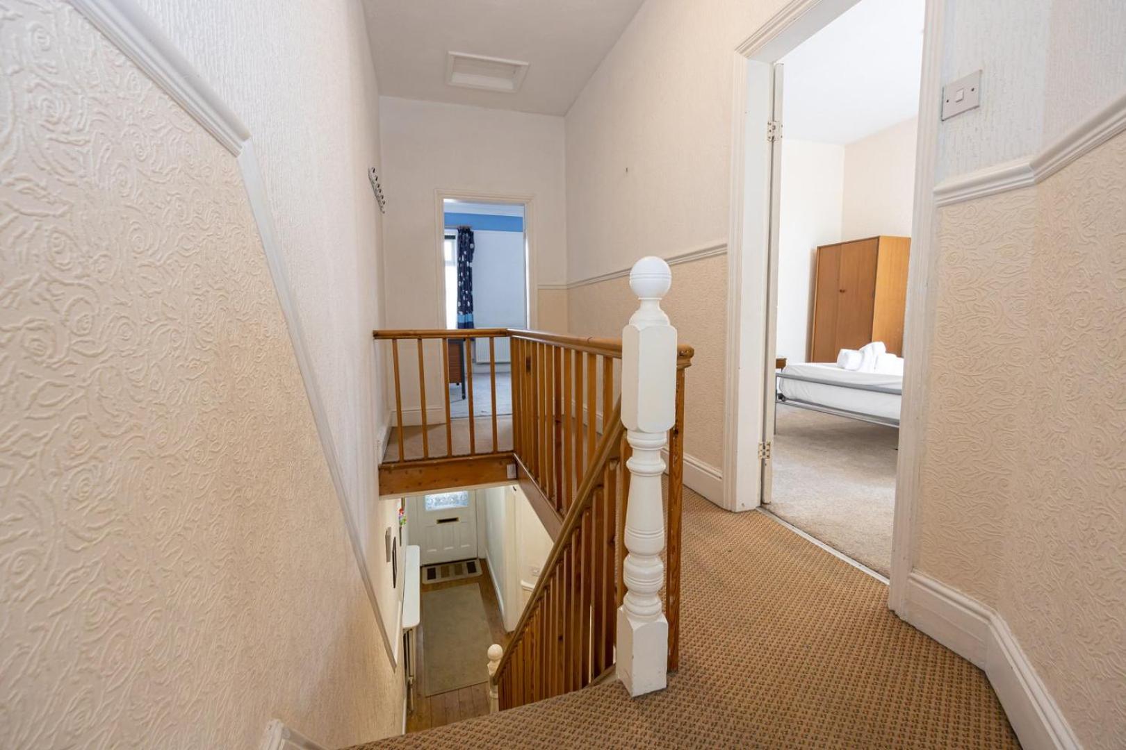 Guestready - Enchanting Life In Gorse Hill Manchester Eksteriør bilde