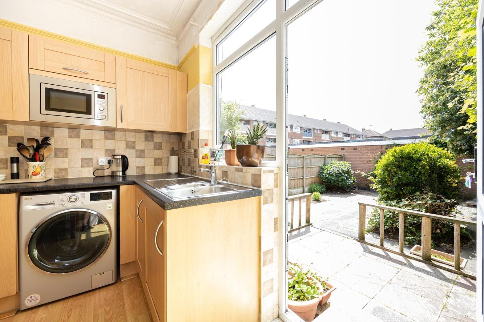 Guestready - Enchanting Life In Gorse Hill Manchester Eksteriør bilde